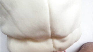 Geile vriendin in rood sexy slipje zuigt lul en heeft voor de eerste keer anale seks