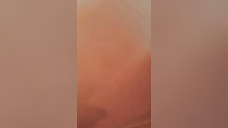 Geile vrouw met gepiercete clitoris doet kontseks