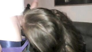 Een sletvrouw houdt van seks en creampie met een andere man