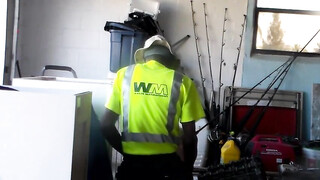 Slet MILF voert orale seks uit met een zwarte werknemer tegen betaling