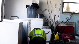 Slet MILF voert orale seks uit met een zwarte werknemer tegen betaling