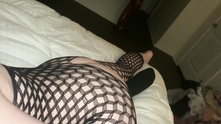 Zwarte kerel stopt speelgoed in haar kont voordat zijn harde lul in haar kont gaat