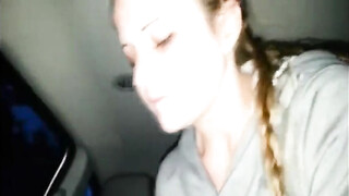 Fijne amateur blondine die orale seks uitvoert in de auto op een grote zwarte lul