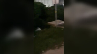 Super schattige amateur blondine biedt een pijpbeurt aan een zwarte man