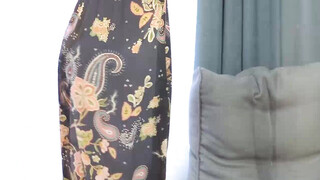 Charmante vrouw met sexy benen plaagt haar man voor geslachtsgemeenschap