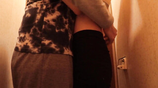 Seks bij de deur zodat de buren haar kunnen horen kreunen