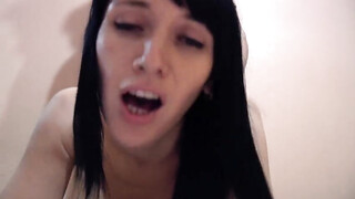 Gepkontioneerde brunette vrouw is zo hard geïmpregneerd