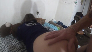 Vrouw's grote kont en natte kutje vereisen aandacht van de lul