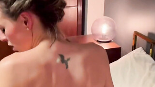 Perfecte vrouw houdt ervan om gedeeld te worden voor seks met andere mannen