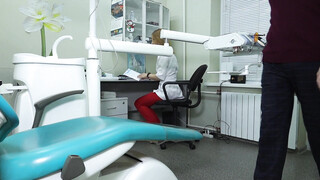 Vrouwelijke arts voert orale seks uit met de patiënt in de kamer