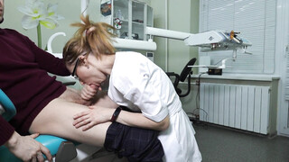 Vrouwelijke arts voert orale seks uit met de patiënt in de kamer