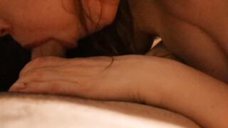 Zuigen en slurpen op de lul totdat hij in haar mond klaarkomt