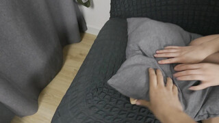 Vriendin is geblinddoekt en ervan overtuigd om aan lul te zuigen tot ze klaarkomt