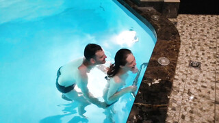 Orale seks bij het zwembad buiten