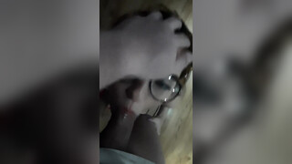 Leuke vrouw met bril krijgt een snelle cumshot in het gezicht