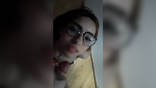 Leuke vrouw met bril krijgt een snelle cumshot in het gezicht