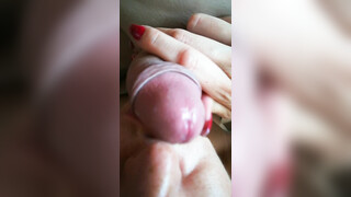 Vrouw houdt ervan om lul te proeven en het sperma door te slikken