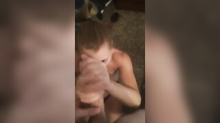 Jonge vrouw behaagt echtgenoot met pijpbeurt en cumshot in het gezicht