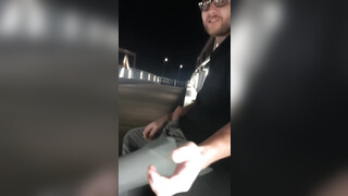 Amateur vriendin voert een riskante pijpbeurt uit in de buitenlucht op een openbare plek