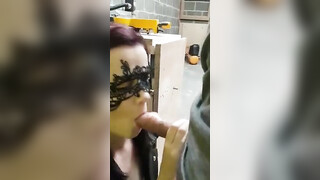 Vrouwelijke collega voert een snelle pijpbeurt uit aan haar collega