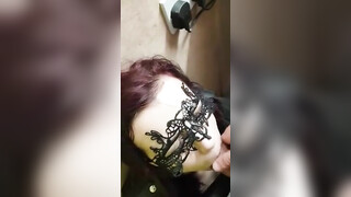 Vrouwelijke collega voert een snelle pijpbeurt uit aan haar collega