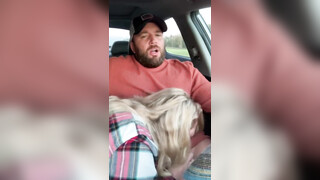 Prachtige blonde vrouw pijpt haar man terwijl hij autorijdt