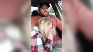 Prachtige blonde vrouw pijpt haar man terwijl hij autorijdt