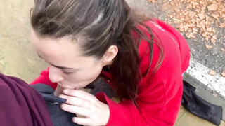 Riskante pijpbeurt in de buitenlucht met zijn vrouw