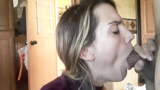 Zeer mooie vrouw die zoveel van haar man houdt dat ze een perfecte pijpbeurt geeft