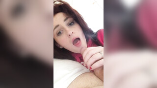 Mooie roodharige vrouw zuigt lul met zorg en liefde