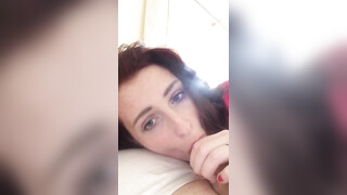 Mooie roodharige vrouw zuigt lul met zorg en liefde