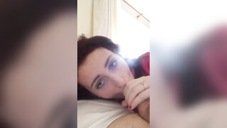 Mooie roodharige vrouw zuigt lul met zorg en liefde