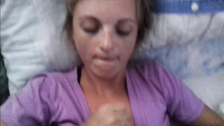 Man ejaculeert met grote hoeveelheid op het gezicht van zijn vrouw