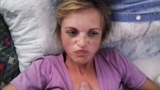 Man ejaculeert met grote hoeveelheid op het gezicht van zijn vrouw