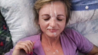 Man ejaculeert met grote hoeveelheid op het gezicht van zijn vrouw