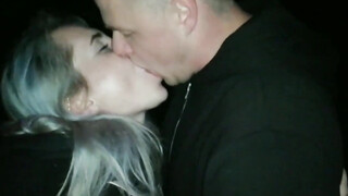 Mijn vriendin pijpt een man die we net op een feestje hebben ontmoet