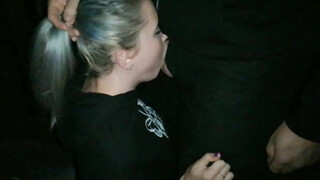 Mijn vriendin pijpt een man die we net op een feestje hebben ontmoet