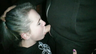 Mijn vriendin pijpt een man die we net op een feestje hebben ontmoet