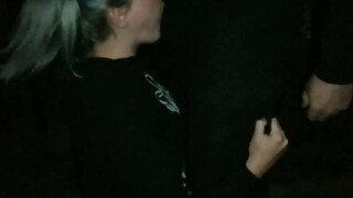 Mijn vriendin pijpt een man die we net op een feestje hebben ontmoet