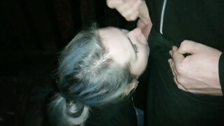 Mijn vriendin pijpt een man die we net op een feestje hebben ontmoet