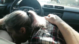 Sletvriendin pijpt een man in de auto