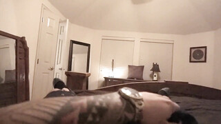 Hij vraagt zijn huisgenoot om een snelle gunst om zijn lul te pijpen