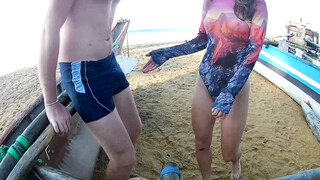 Geweldige orale seks op het strand met een perfecte vriendin