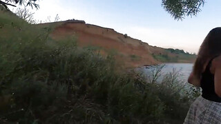 Amateur stel dat buiten wandelt vindt een plek om seks te hebben