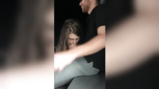 Riskante amateur-orale seks op een echte openbare plek