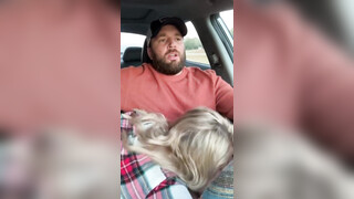 Man krijgt een pijpbeurt in de auto van zijn vrouw terwijl hij rijdt