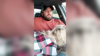 Man krijgt een pijpbeurt in de auto van zijn vrouw terwijl hij rijdt