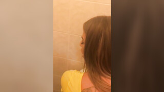 Seks in het poesje en de kont in een openbare badkamer