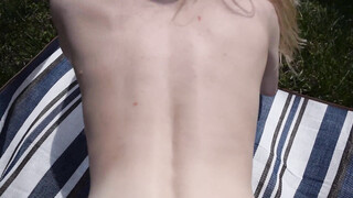 Amateurseks en creampie met vrouw buiten in de natuur