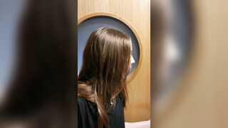 Supergeile amateurbrunette begint krachtig te masturberen in een openbaar toilet